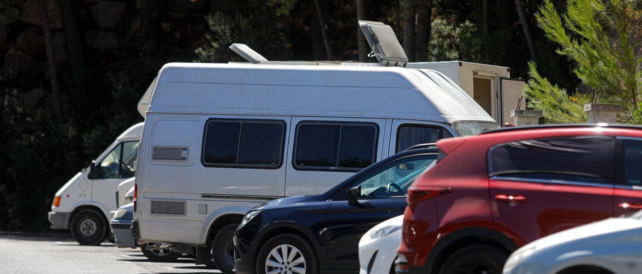 Decenas de caravanas se publicitan como alquileres turísticos en espacios naturales de Ibiza.