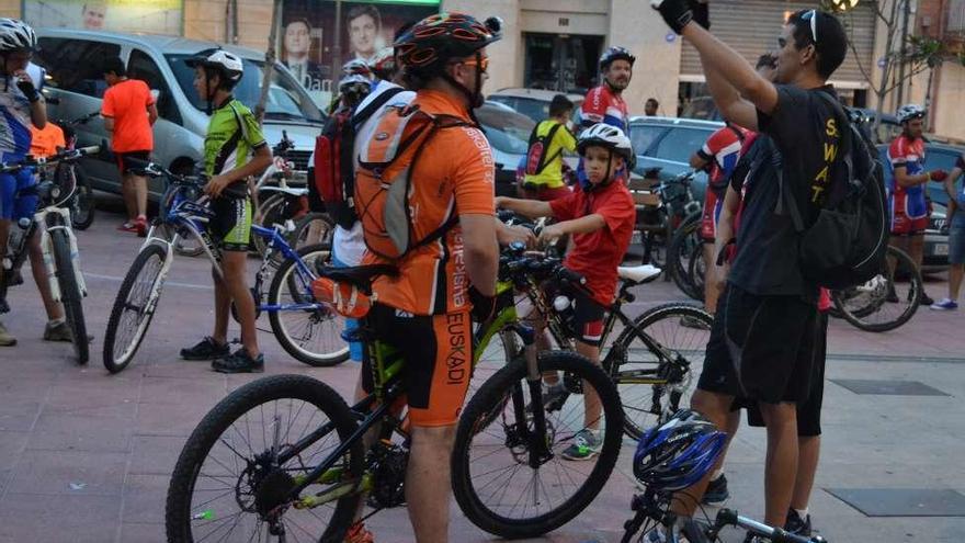 Medio centenar de personas disfrutan de marcha nocturna en bicicleta con &quot;Noctámbulos&quot;