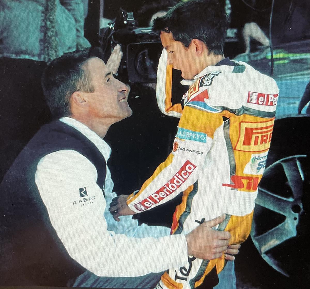Julià Márquez dialoga con su hijo Marc antes de una carrera.