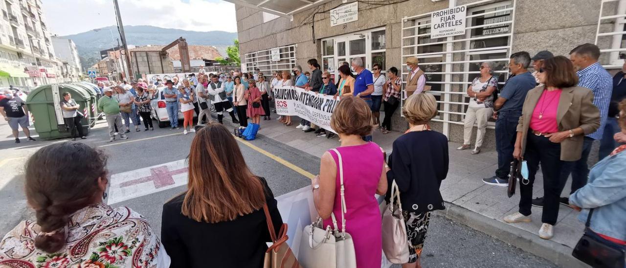 Asistentes a la concentración de ayer por la sanidad ante la Casa do Mar de Moaña. |   // SANTOS ÁLVAREZ