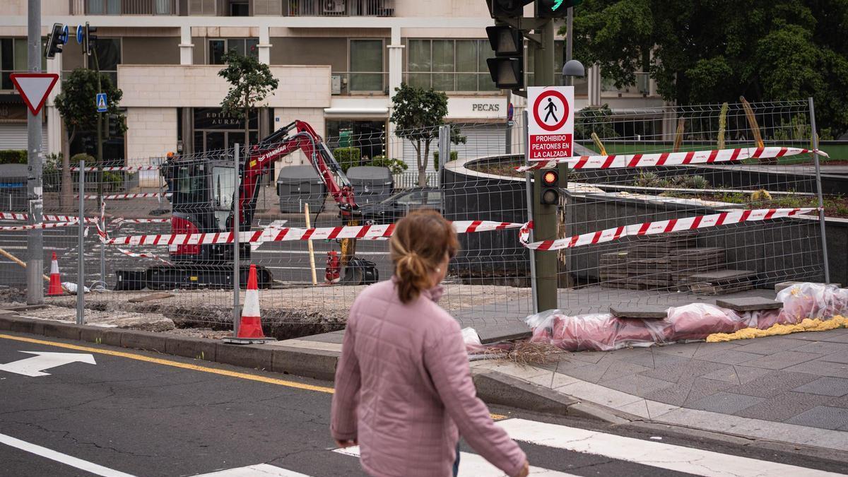 Obras suspendidas de la acera situada junto a Meridiano.