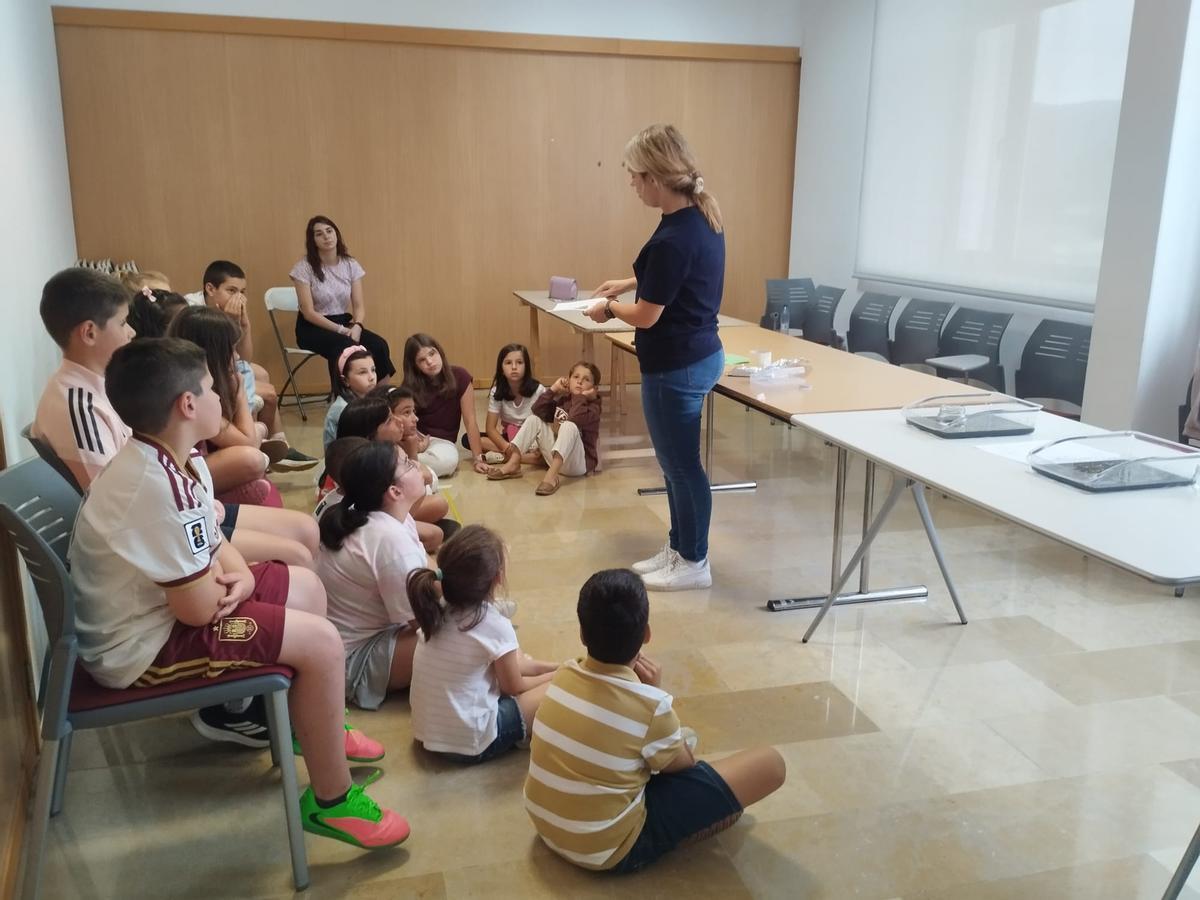 El taller "Misión Eclipse" en el Centro Cultural "Juan Velarde" de Salas, en imágenes