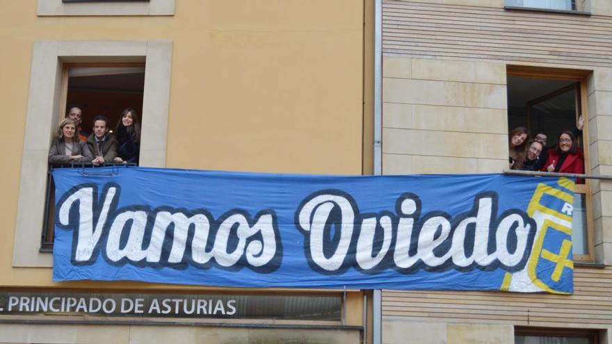 El Ayuntamiento ya luce con la pancarta de apoyo al Oviedo para el derbi