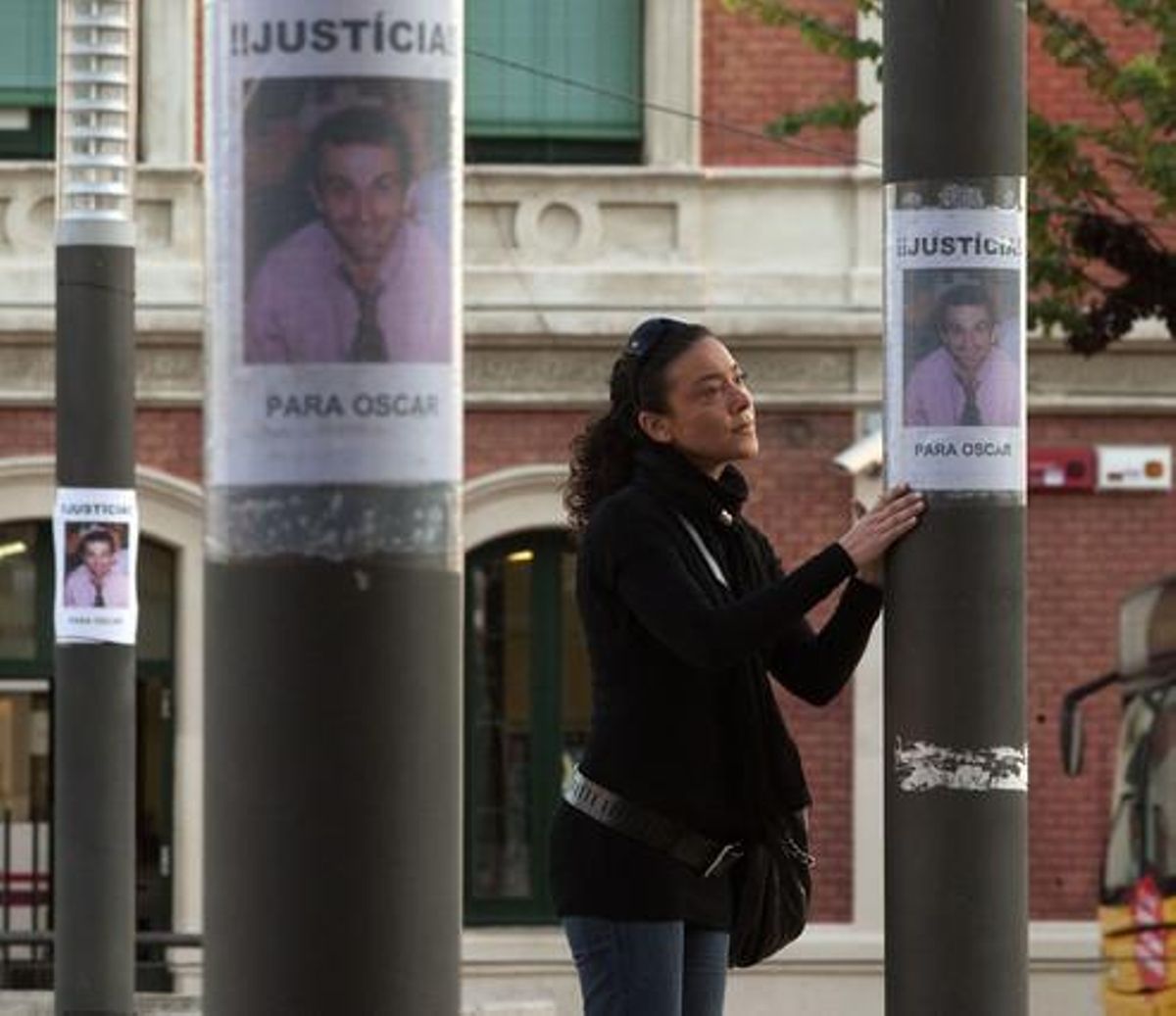 Rosa Funtané, membre de la plataforma de suport a l’Óscar, enganxa cartells a la plaça de les Mallorquines.