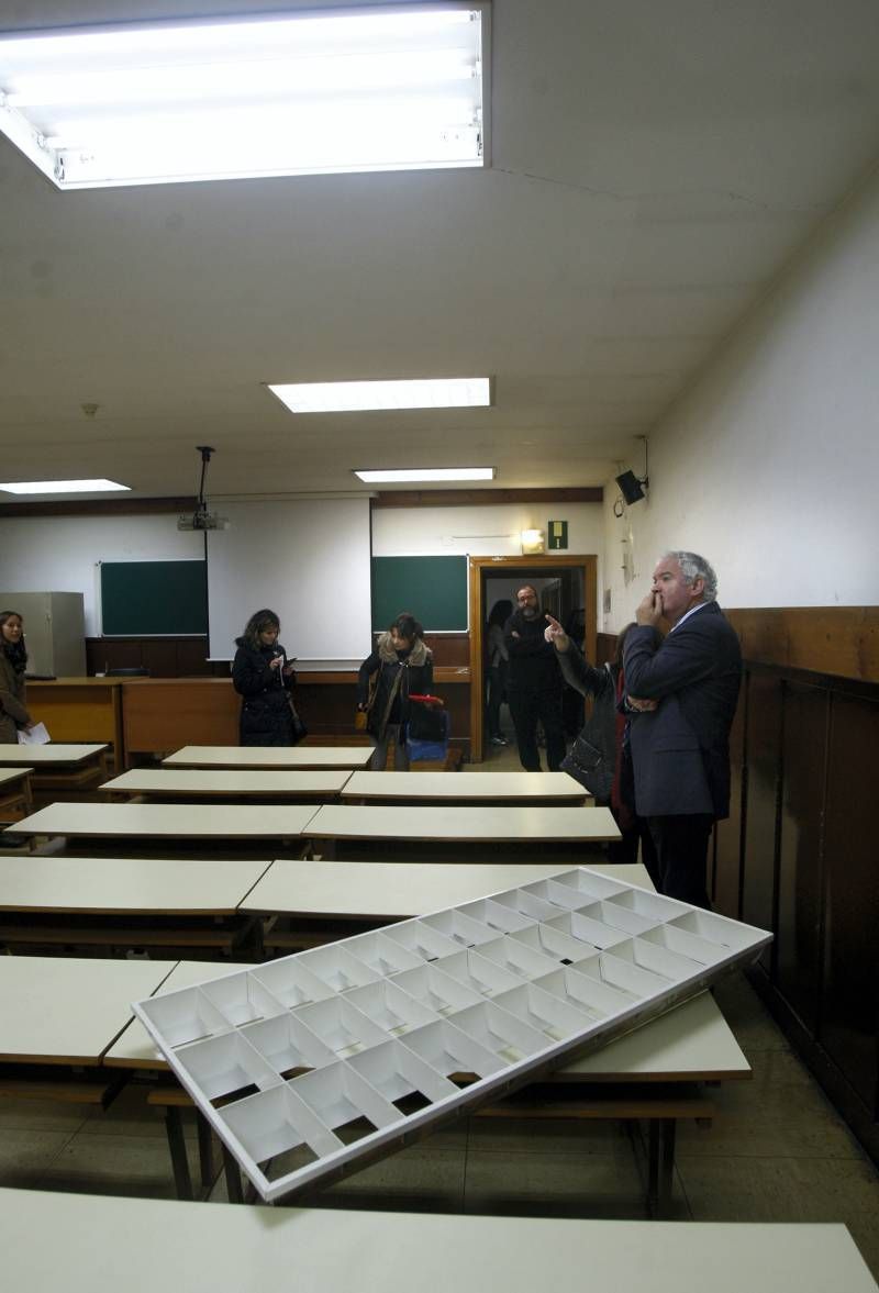 Fotogalerías del foco caído en un aula de la Facultada de Filosofía y Letras de Zaragoza