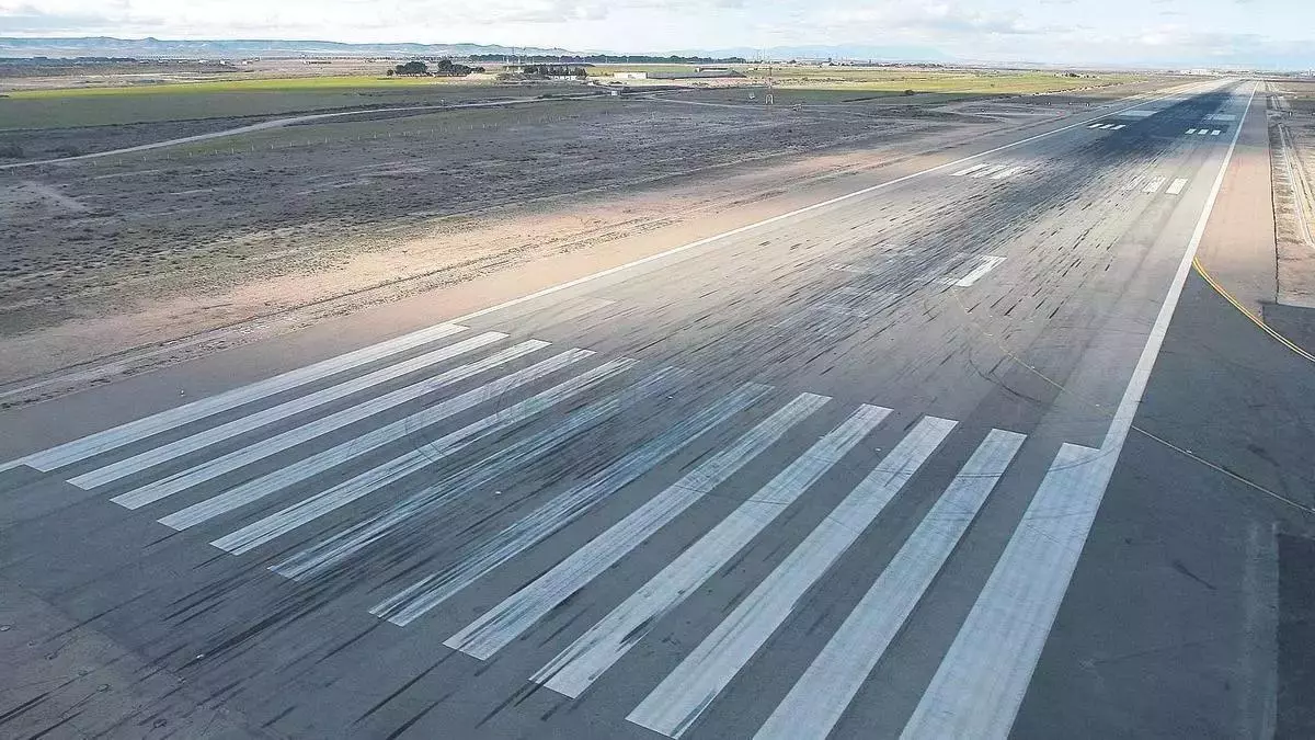 Ya es oficial: la pista de aterrizaje del aeropuerto de Zaragoza, la más larga de España, se reformará por 33,2 millones y se cerrará durante cuatro meses
