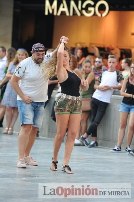 Los bailes latinos salen a la calle en Murcia