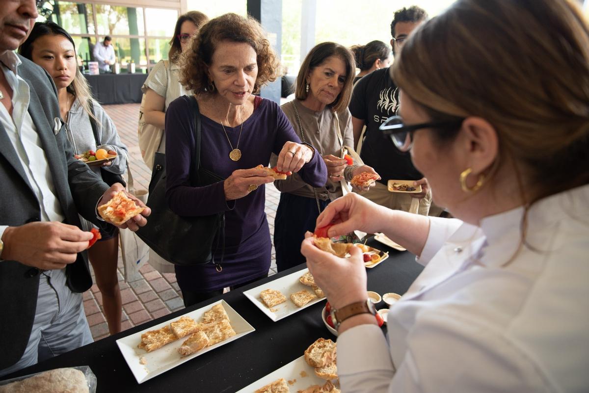Asistentes a una masterclass de productos catalanes en Miami aprenden a preparar el pan con tomate. Asistentes a una masterclass de productos catalanes en Miami aprenden a preparar el pan con tomate.