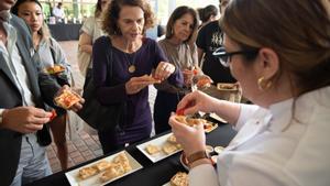 Asistentes a una masterclass de productos catalanes en Miami aprenden a preparar el pan con tomate.