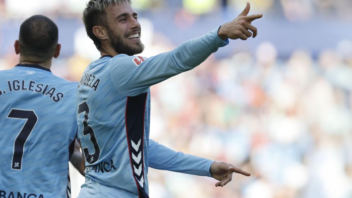 Óscar Mingueza celebra su gol al Levante.