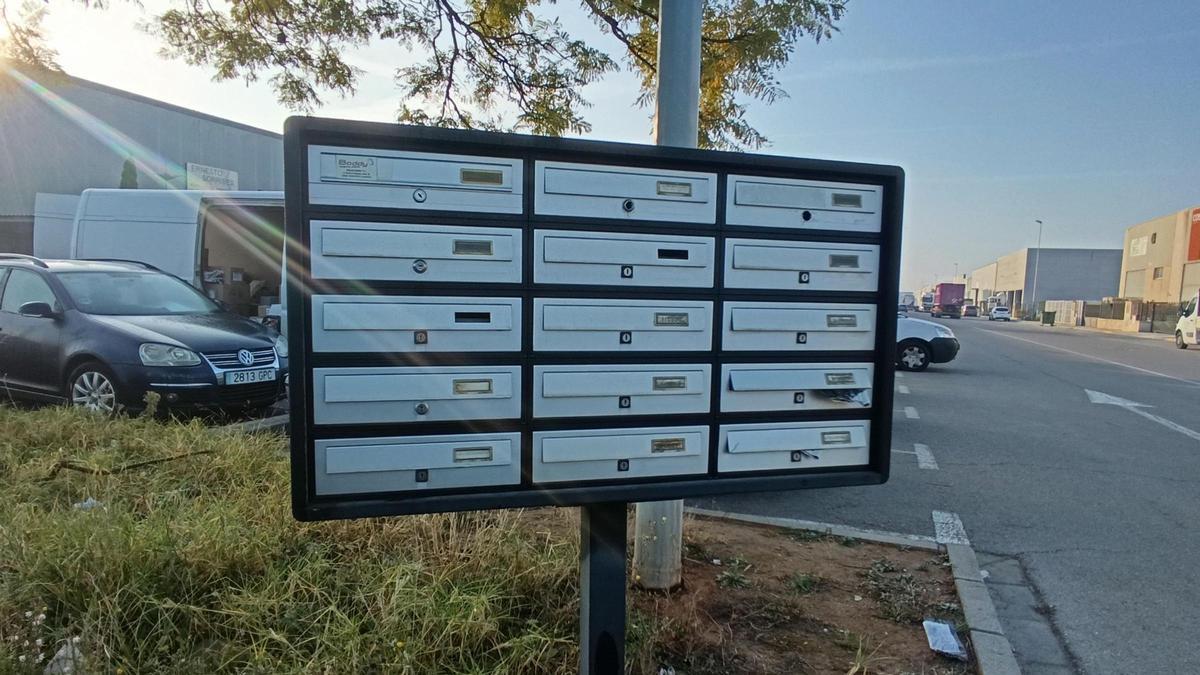 Empresarios del poligono la Plana de Almassora denuncian deficiencias y suciedad: las imágenes