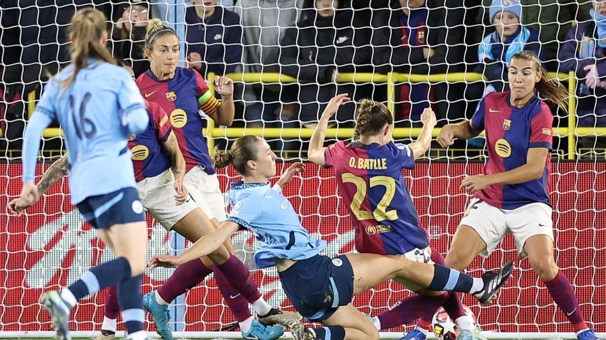 Naomy Layzell aprovecha la asistencia de Miedema a la salida de un córner para marcar el 1-0 del Manchester City al Barça.