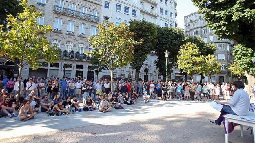 Testa expone el proyecto de Podemos ante más de 200 personas en la plaza de Compostela.