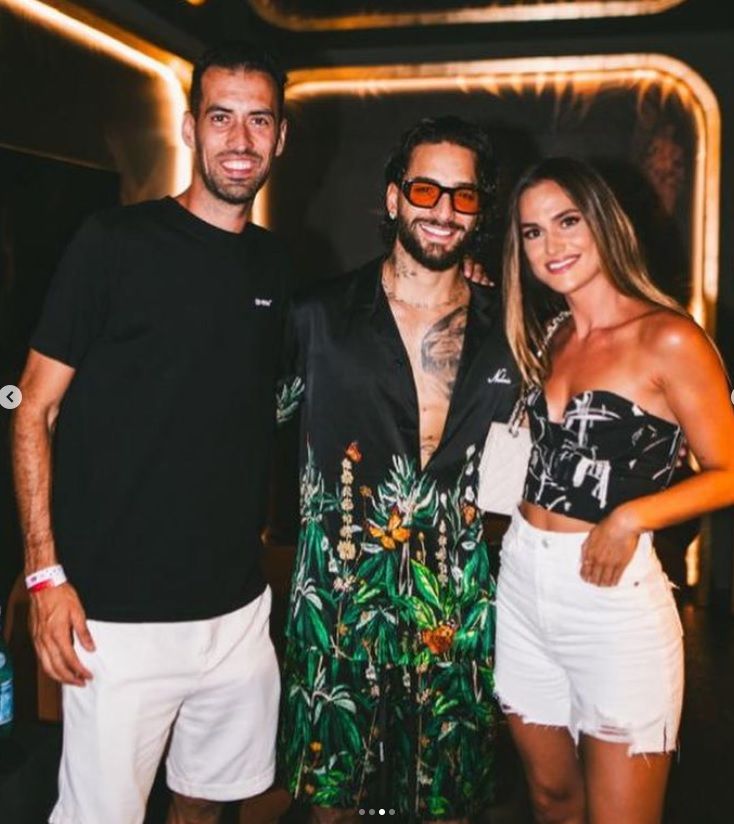 Busquets y Elena Galera con Maluma en Ibiza