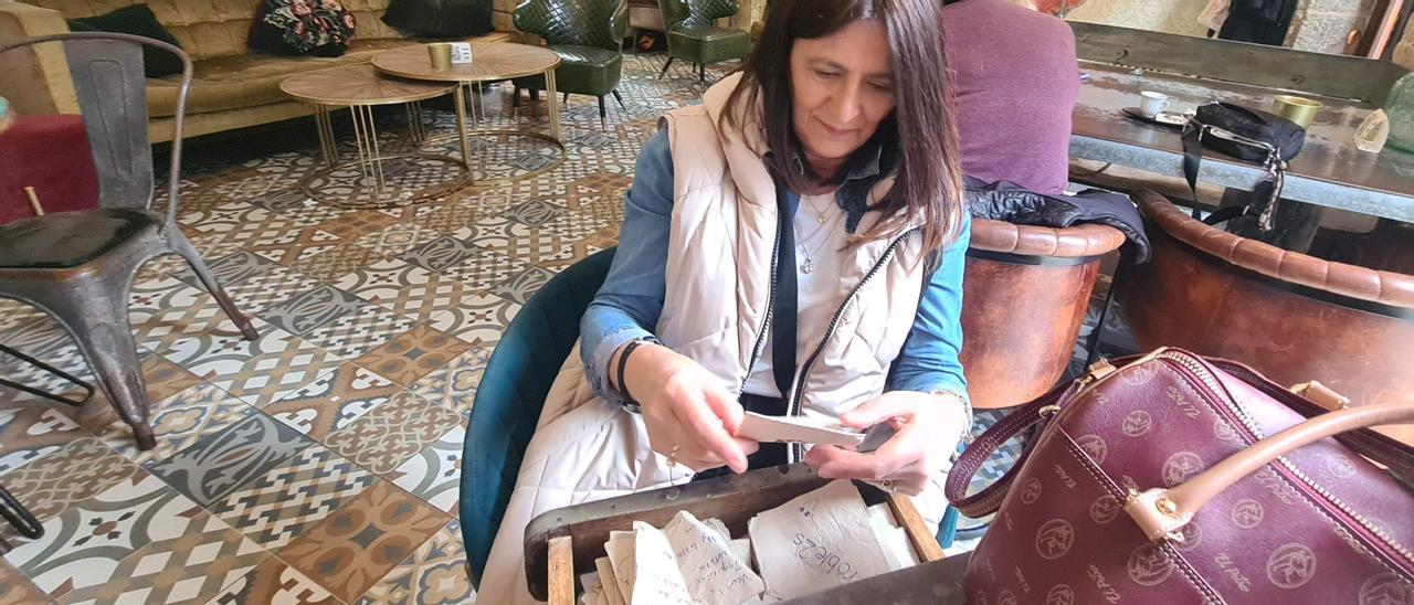 Una mujer lee algunos de los mensajes guardados en uno de los cajones de la &quot;mesa de los deseos&quot;.