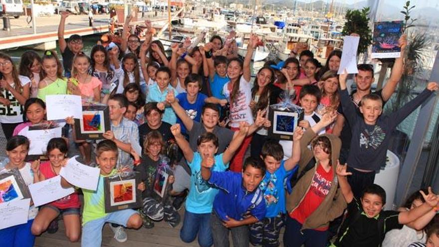 Los ganadores (con el trofeo que lo acredita) y sus compañeros de escuela, ayer en Sant Antoni.