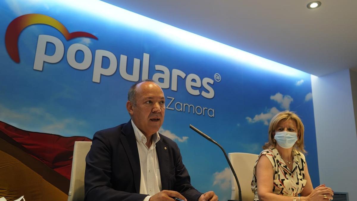 José María Barrios y Elvira Velasco, en la sede del Partido Popular