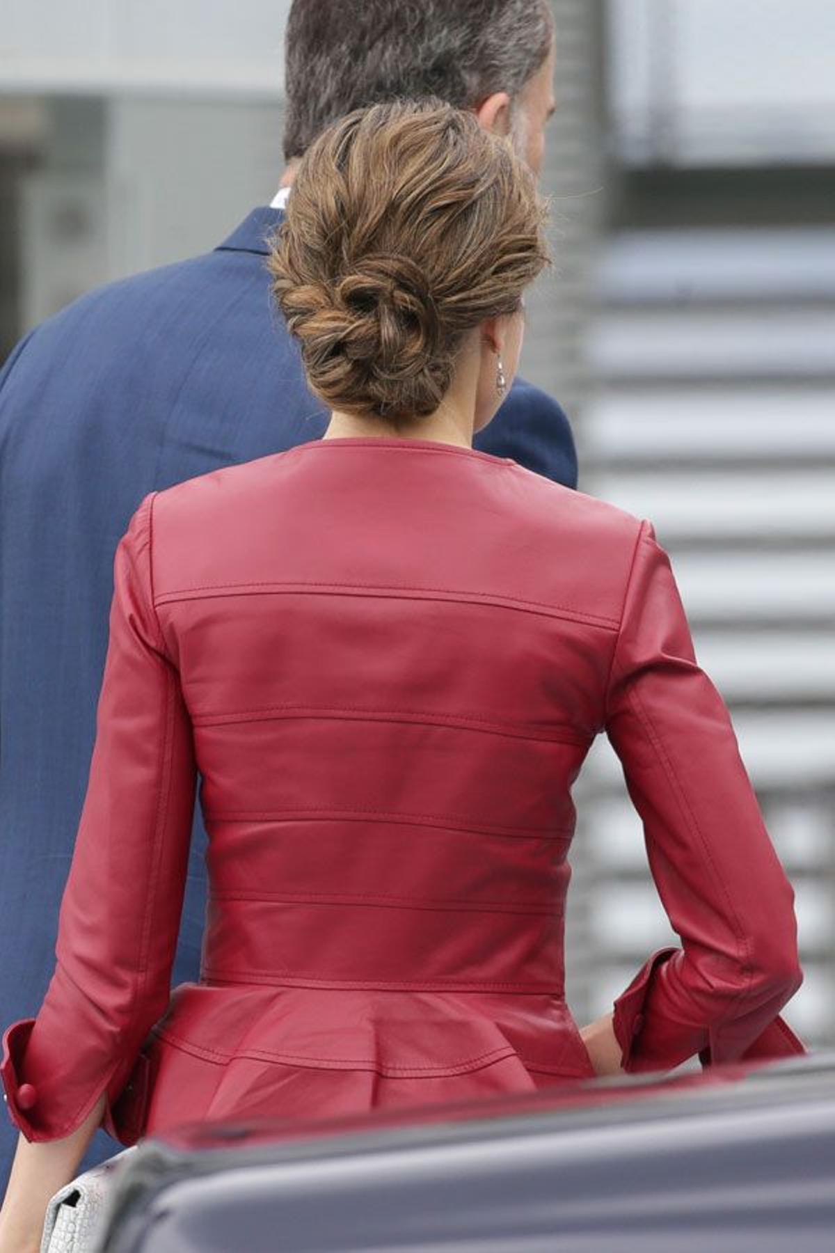 Detalle del peinado bajo de Letitia Ortiz con chaqueta roja de Carolina Herrera