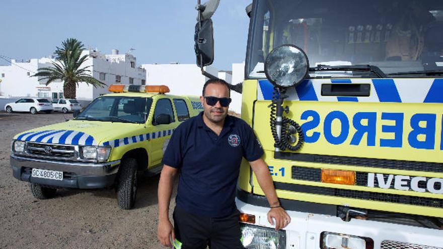 Carlos Cabrera, voluntario de Protección Civil de Tuineje, se queja del abandono del servicio de emergencias.