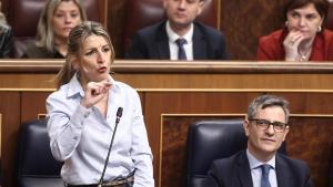 La vicepresidenta segunda, Yolanda Díaz, y el ministro de la Presidencia, Justicia y Relaciones con las Cortes, Félix Bolaños, durante una sesión de control al Gobierno, en el Congreso de los Diputados, a 25 de febrero de 202, en Madrid (España).