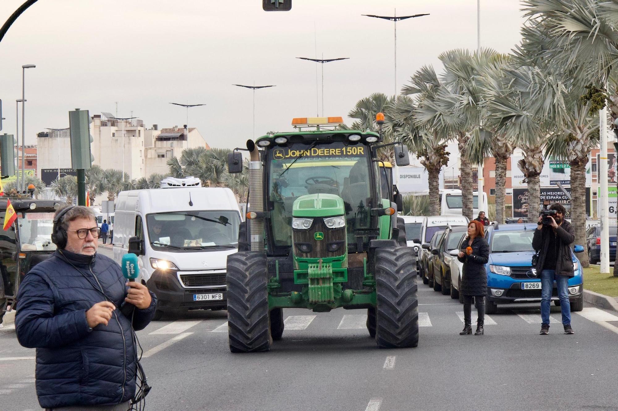 Las imágenes de la protesta de agricultores que ha colapsado el tráfico en Murcia