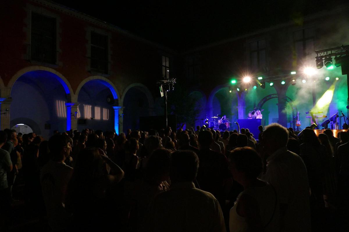 EN IMATGES | La música de Ginestà i Wilma's ressona al pati del Palau dels Comtes en el marc del Festival Istiu