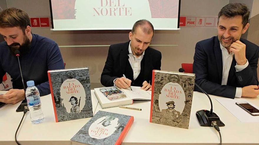 Por la derecha, José María Pérez, Alfonso Zapico y Daniel Ceñera, ayer, en la Casa del Pueblo de Gijón.