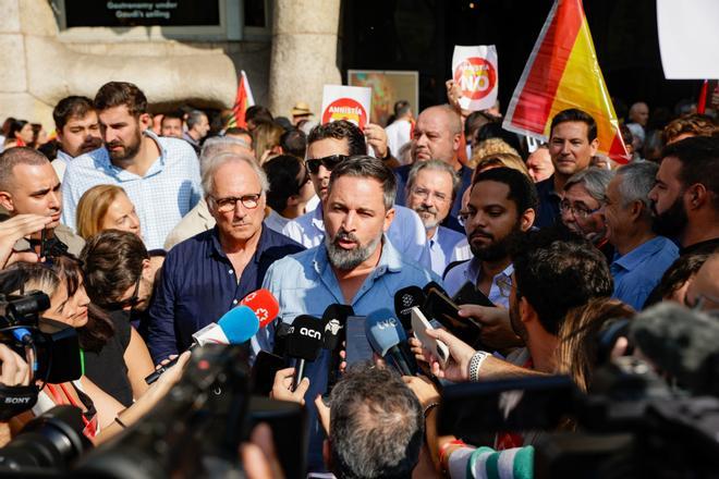 El líder de Vox, Santiago Abascal, atén els mitjans de comunicació abans de la manifestació dSCC, a 8 doctubre del 2023, a Barcelona