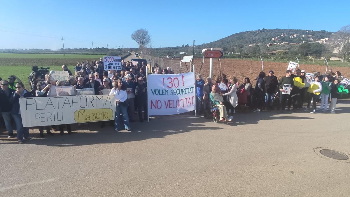 Unos 200 vecinos de Santa Eugènia exigen soluciones contra el exceso de ...