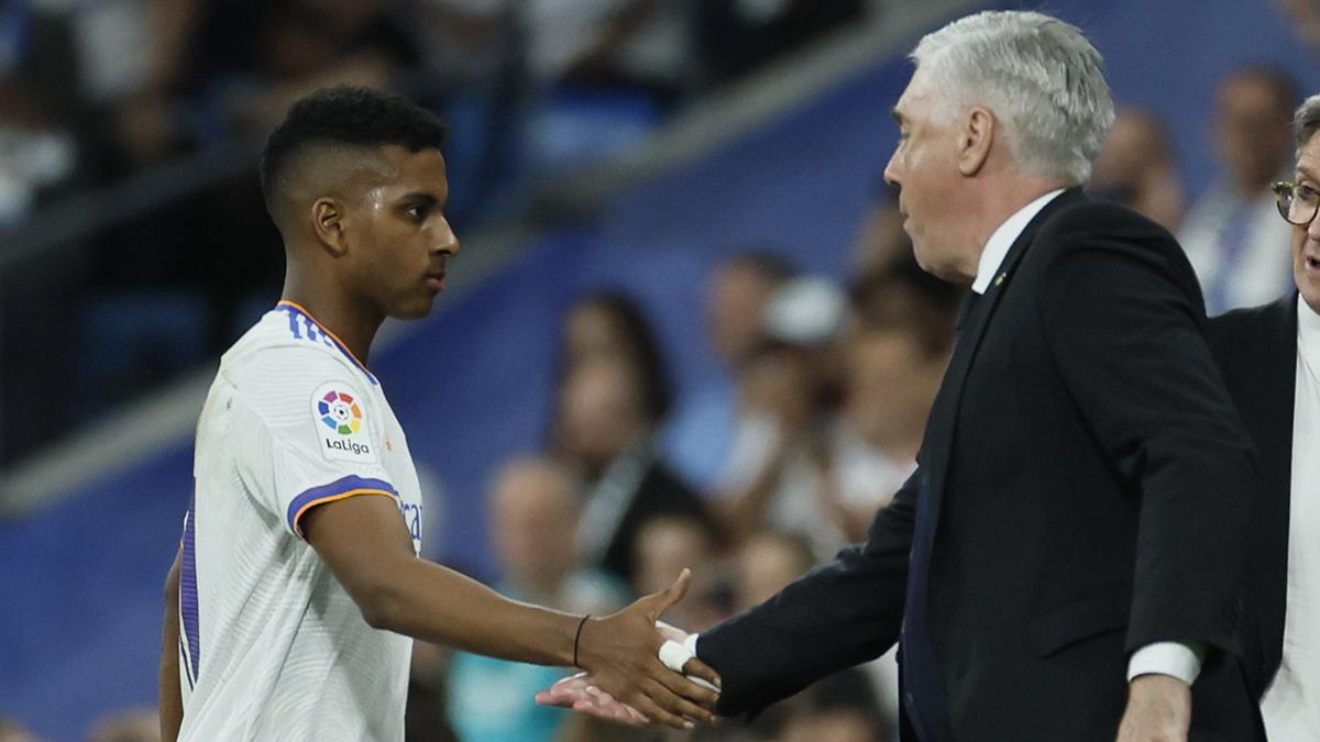 Rodrygo saluda serio a Ancelotti tras ser cambiado