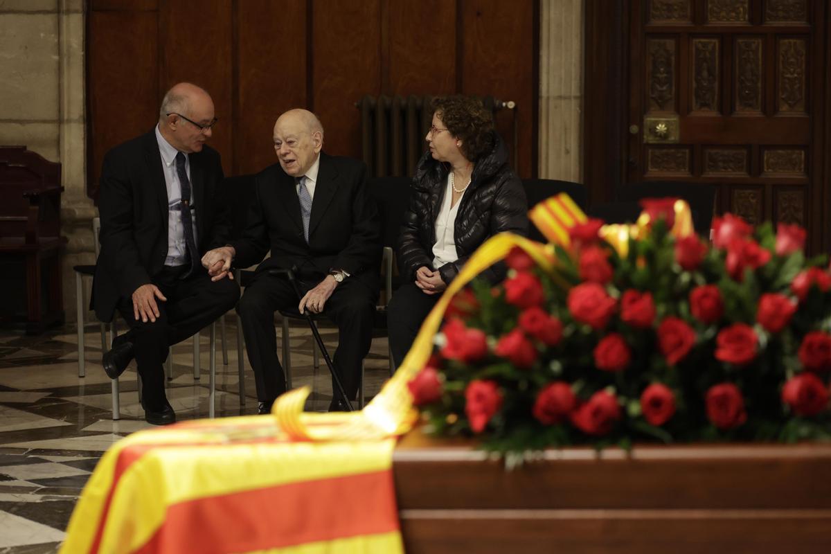 El Palau de la Generalitat acoge la capilla ardiente de Josep Maria Espinàs