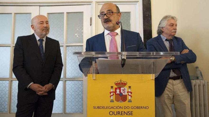 José Antonio Quiroga (centro), en su presentación con Javier Losada (izda.) y Emilio G.Afonso (dcha.). // Brais Lorenzo