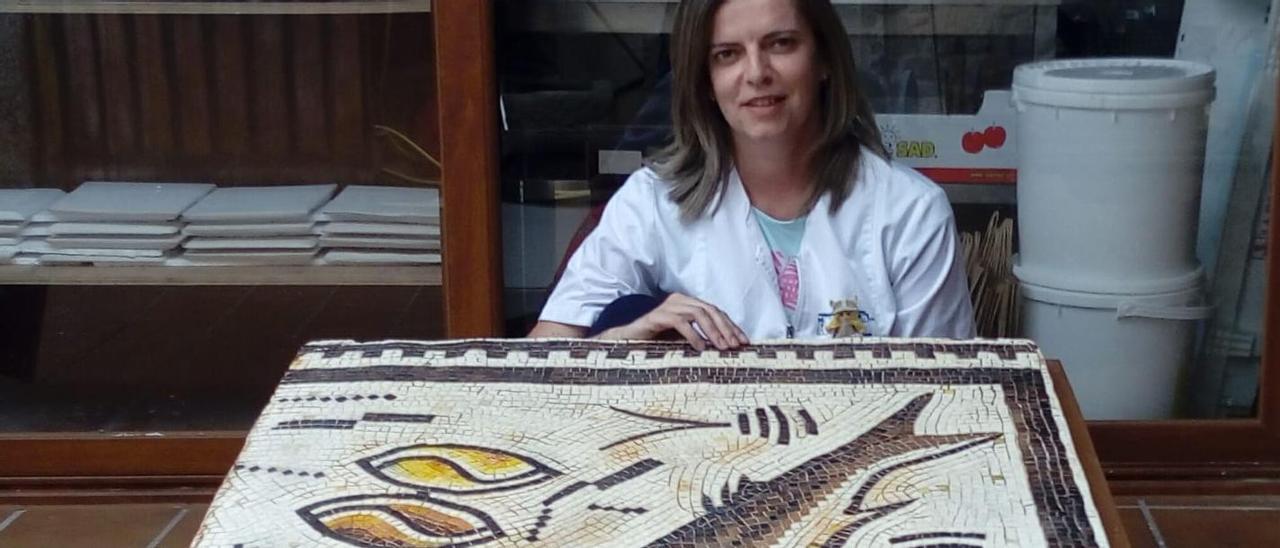 La restauradora catoirense Ana González, junto a su réplica del mosaico romano de Panxón.