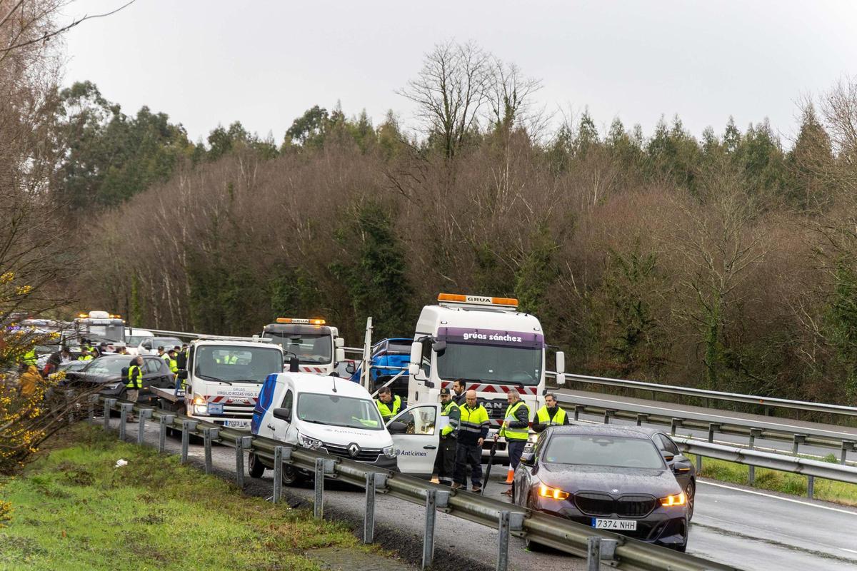 Un accidente múltiple obliga a cortar la AP-9 en sentido Santiago