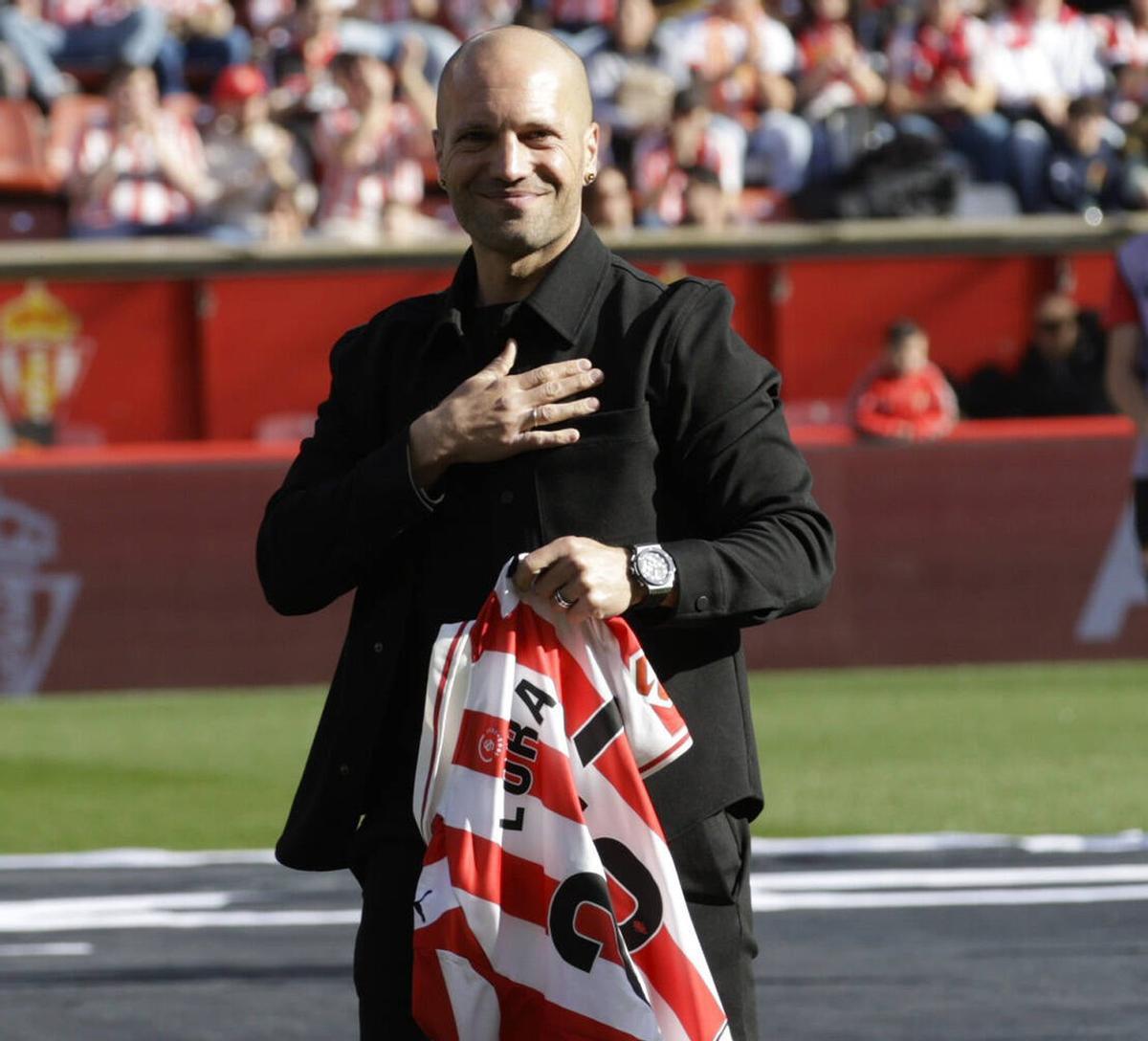 Alberto Lora, durante el homenaje que recibió ayer en El Molinón.