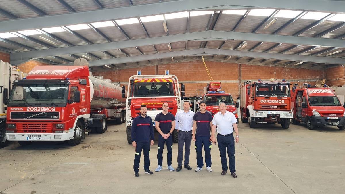 Faúndez (primero por la derecha) con Martín y tres cabos del Parque en la visita a las instalaciones.