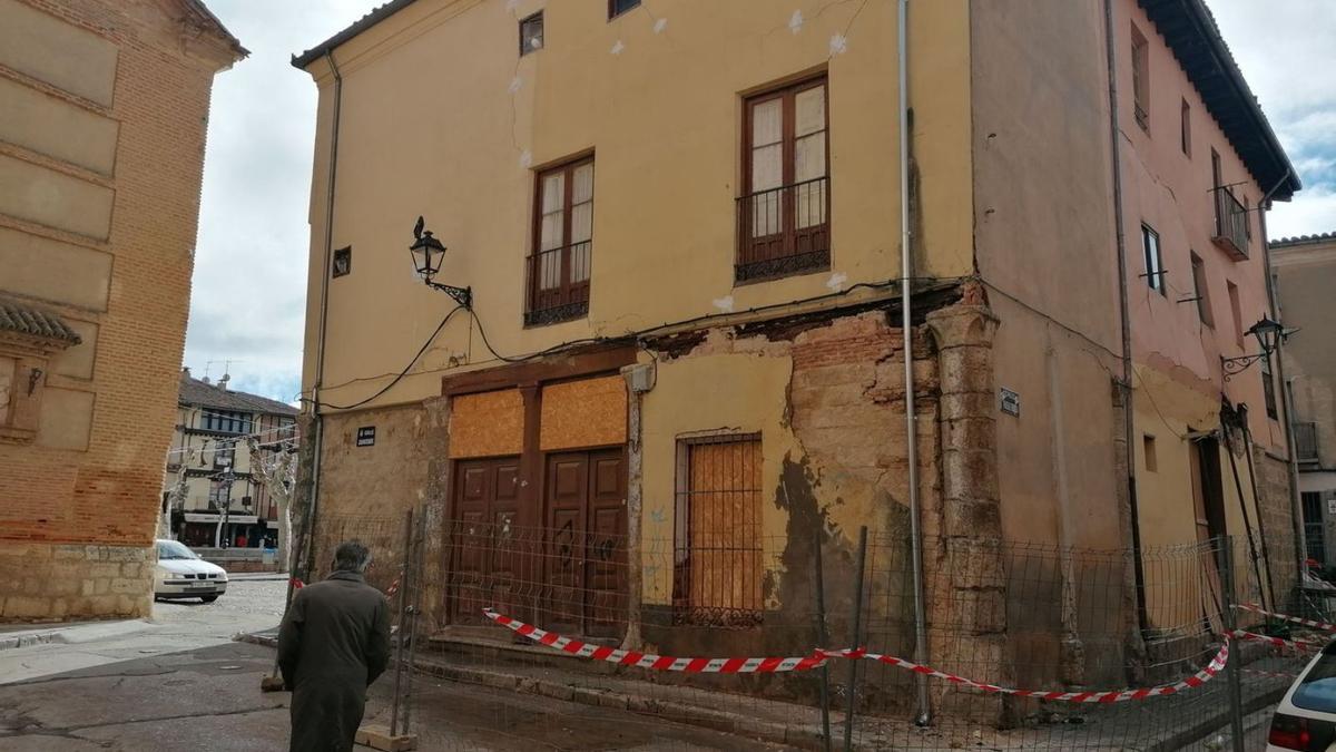 Edificio catalogado en el que se han registrado desprendimientos en muros y fachadas. | M. J. C.