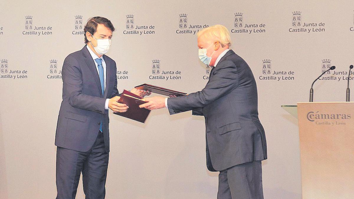 El presidente de la Junta, Afonso Fernández Mañueco (i) y el presidente del Consejo de Cámaras Oficiales de Comercio, Antonio Miguel Mendez Pozo, ayer durante el acto en Palencia