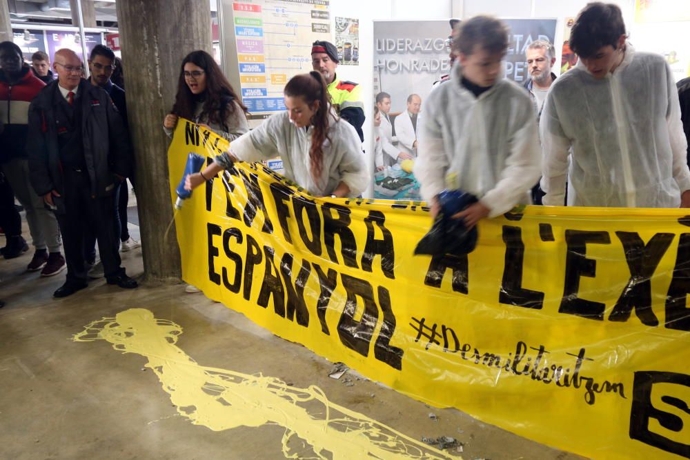 Protestes i crema de fotos contra l'Exèrcit a l'Expojove de Girona