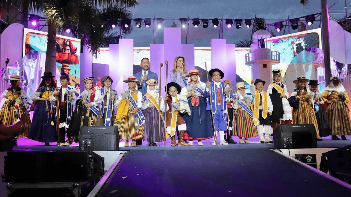 Participantes en la gala infantil de elección de la romera y el romero de las Fiestas de Mayo 2023.