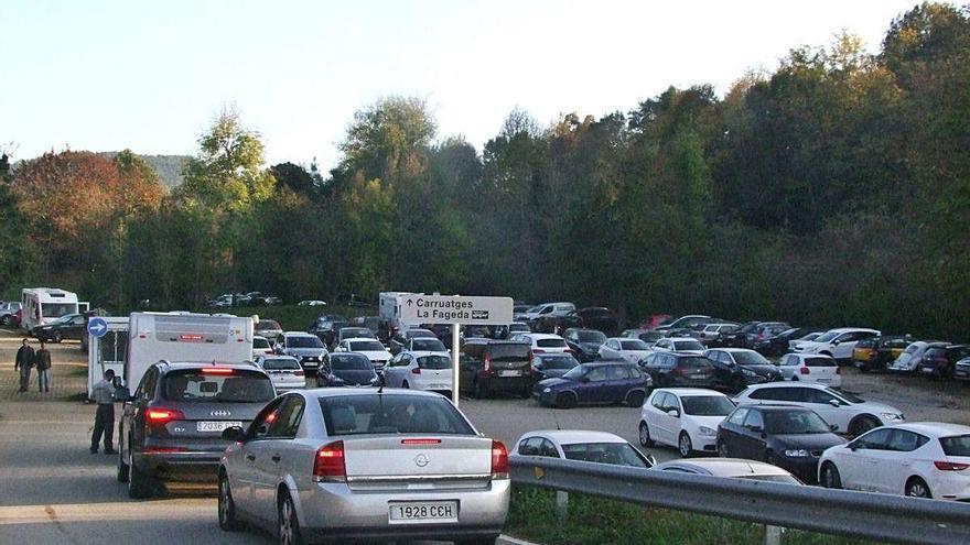 L&#039;aparcament de la Fageda d&#039;en Jordà en un dia d&#039;acumulació de vehicles.