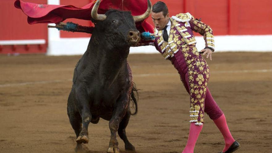 El torero alicantino durante una faena el pasado mes de julio en Santander