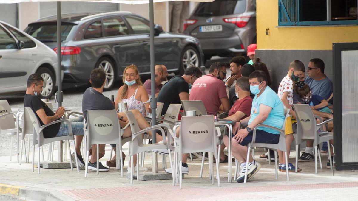 Ciudadanos en una terraza de Foz, en la comarca de A Mariña, la semana pasada.  // Carlos Castro/EP