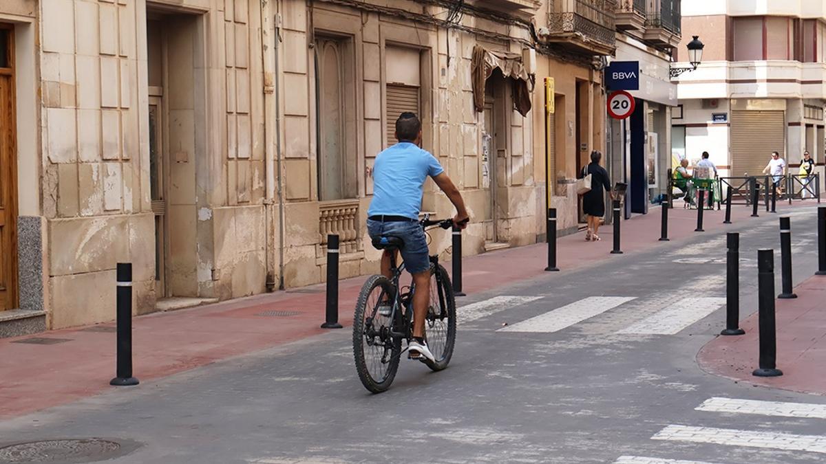 Un ciclista en una calle de Novelda