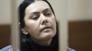 Gulchekhra Bobokulova, la mujer que decapitó a una niña y paseó con su cabeza cortada en Moscú, ante el tribunal.