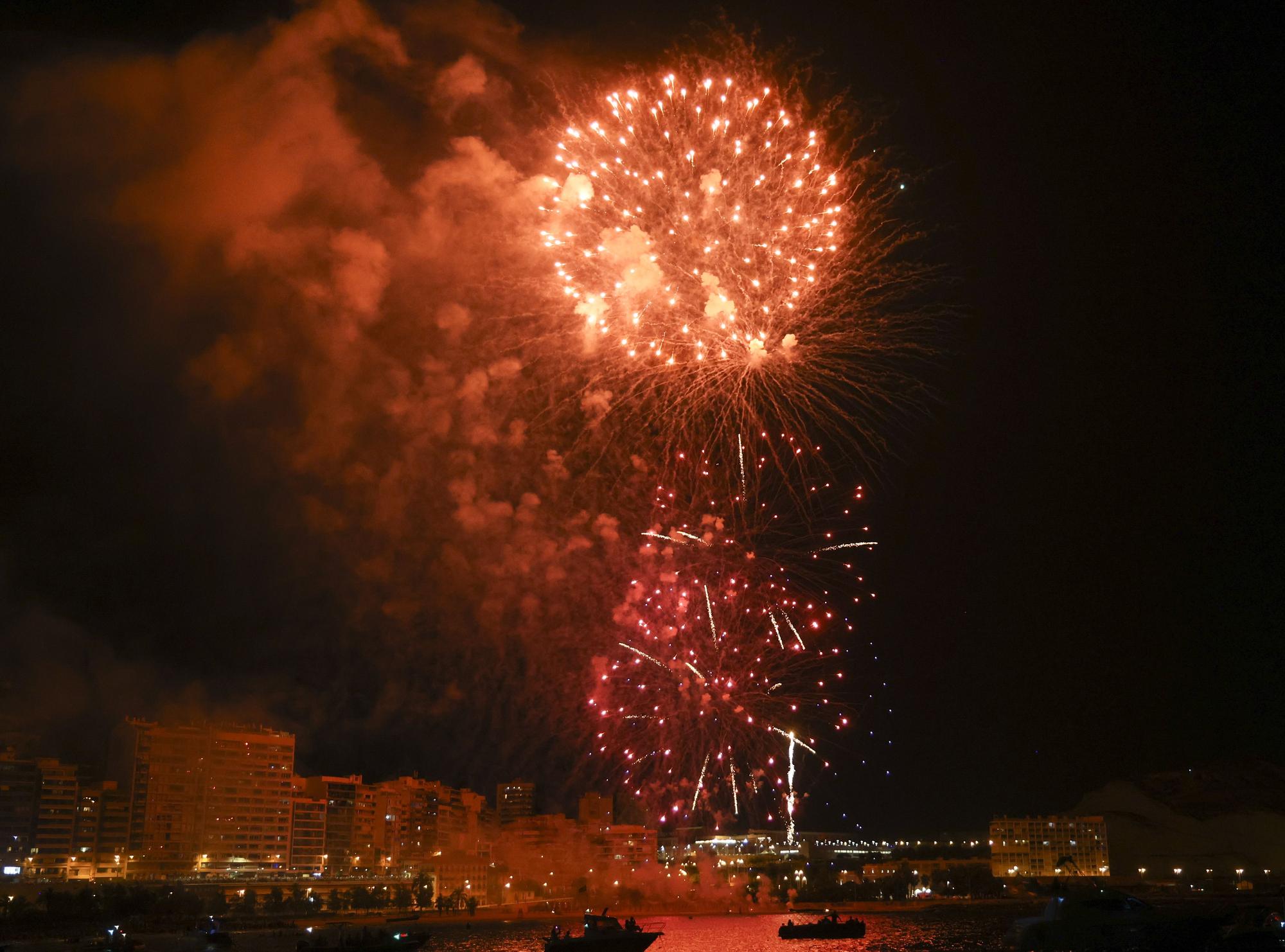 Segundo día de concurso de fuegos artificiales de Alicante en la playa del Cocó