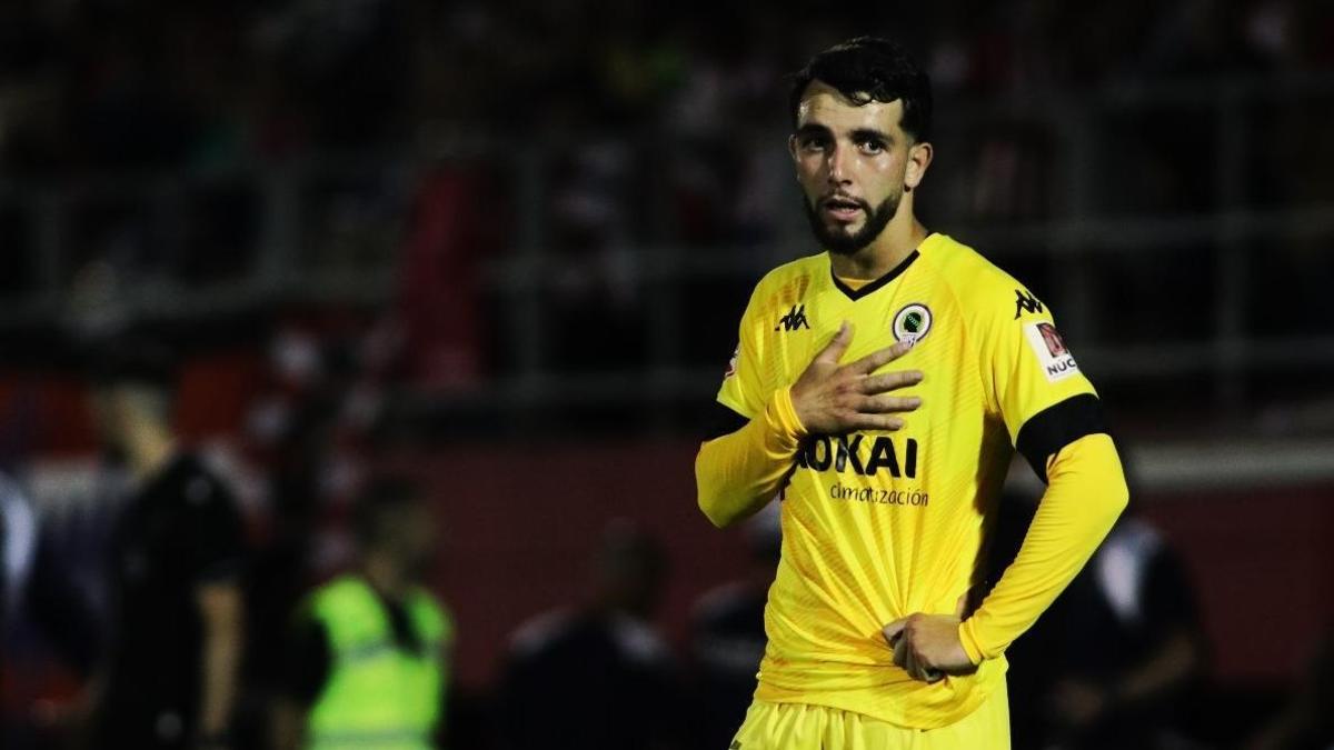 Mehdi Puch se toma un respiro durante la victoria del Hércules en Algeciras la semana pasada en el Nuevo Mirador.