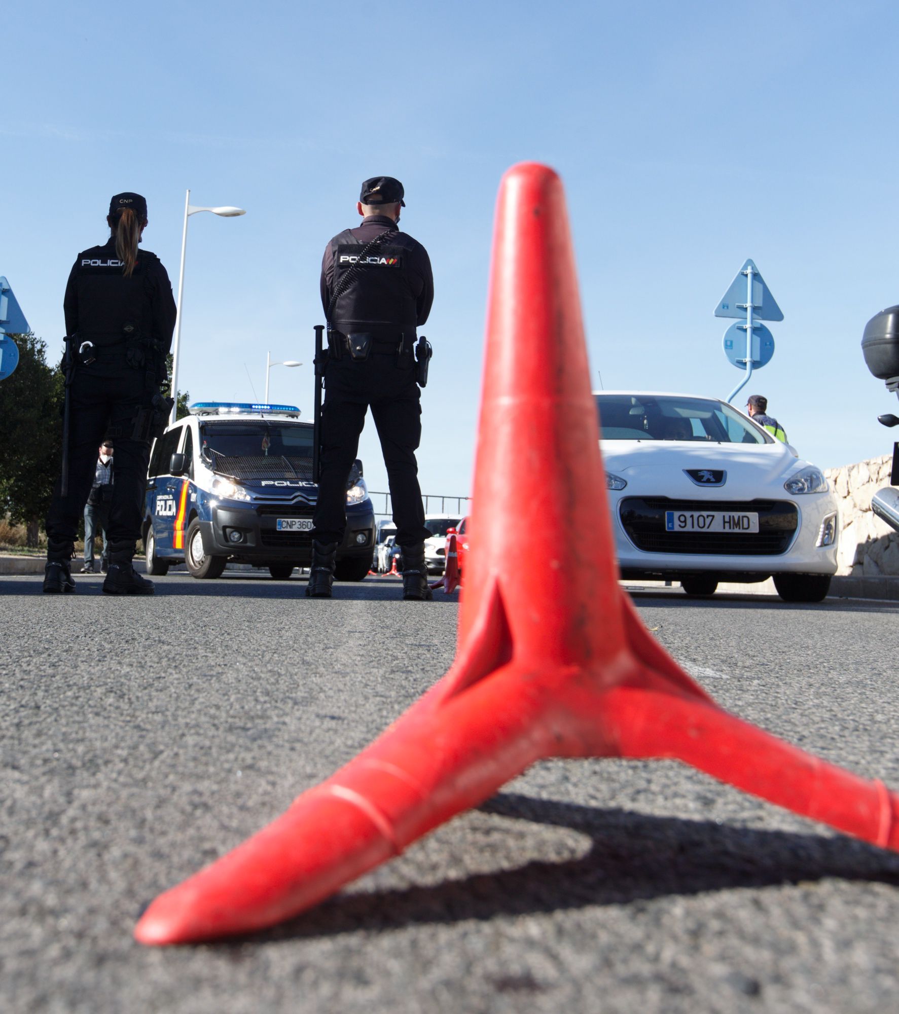 Los controles policiales provocan colas kilométricas en el acceso a Alicante