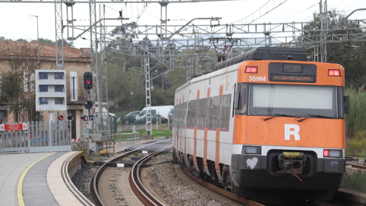 Un tren de rodalies surt de l'estació de Flaçà en una imatge d'arxiu