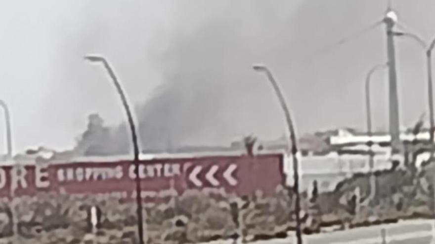 Un coche arde en marcha en Arinaga y el fuego alcanza a otros dos vehículos
